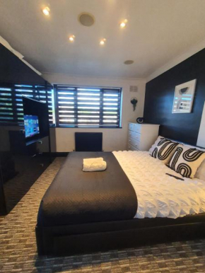 Bespoke Large Double Room - Long Stay